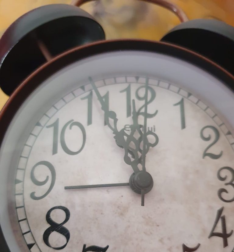 Liilia Link Die Uhr tickt Liilia Link Eine Uhr welche kurz vor 12/24 ist